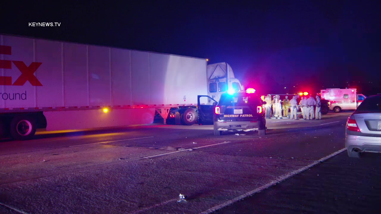 南加州高速公路上摩托车与大货车相撞，摩托车手不幸身亡