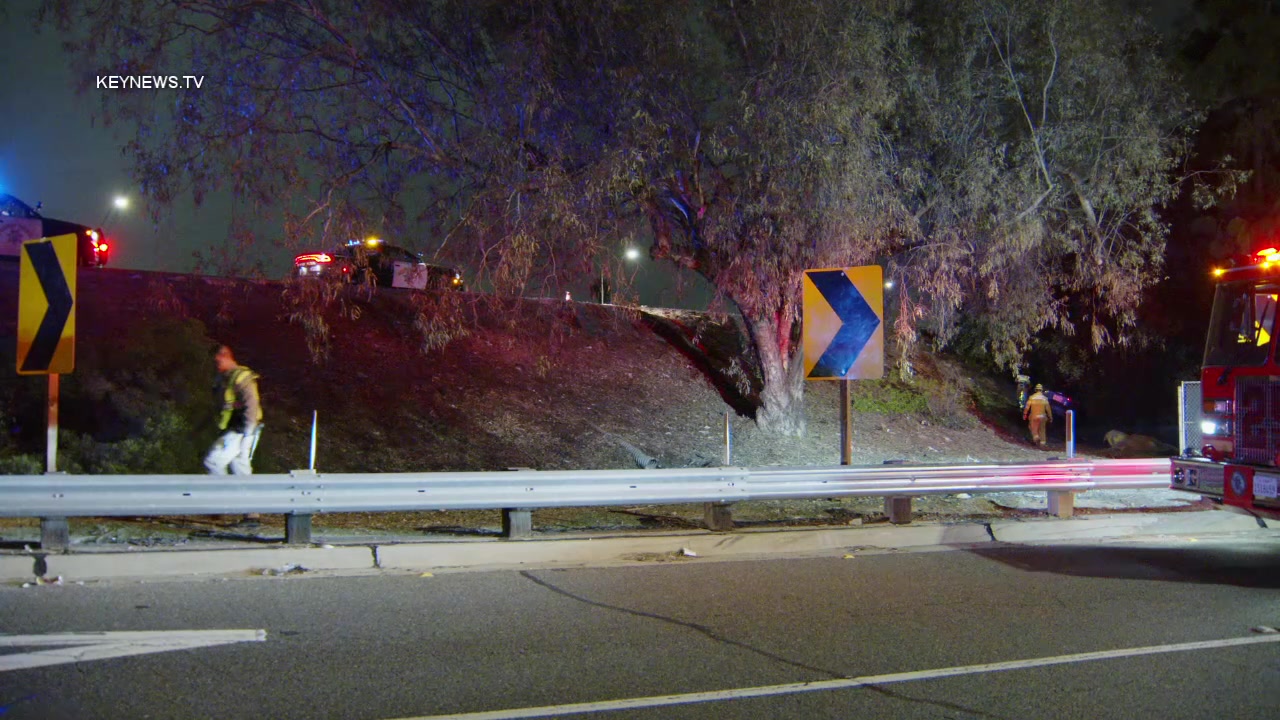 洛杉矶高速公路一辆车着火撞车，司机不幸丧生